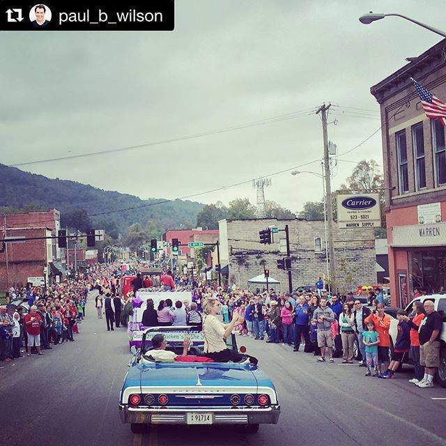 Jenna Elfman with fans