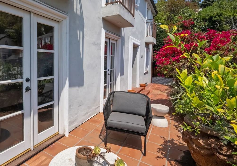 Elisha Cuthbert Lifestyle