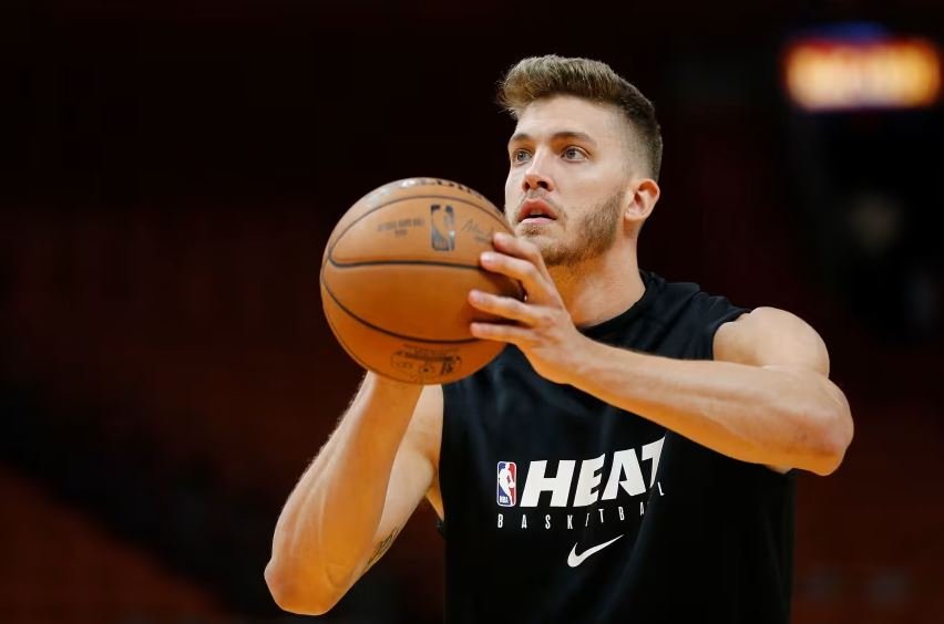 Meyers Leonard warms up